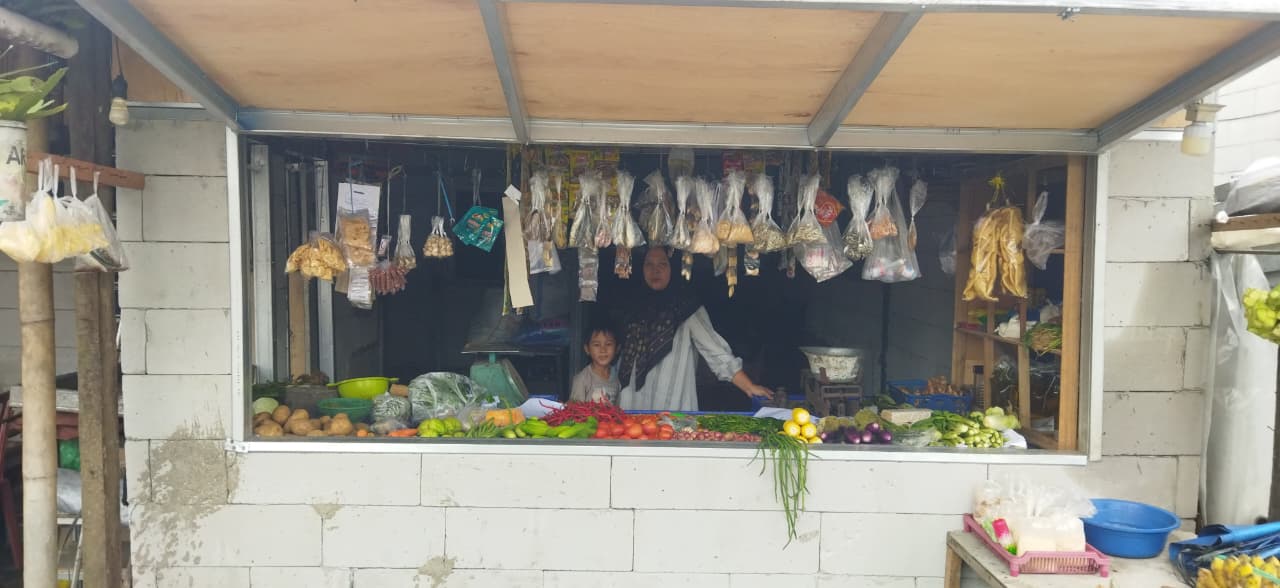 Foto : Pedagang sayur yang telah menjadi nasabah BPR Kerta Raharja Gemilang dengan memanfaatkan fasilitas kredit mikro.